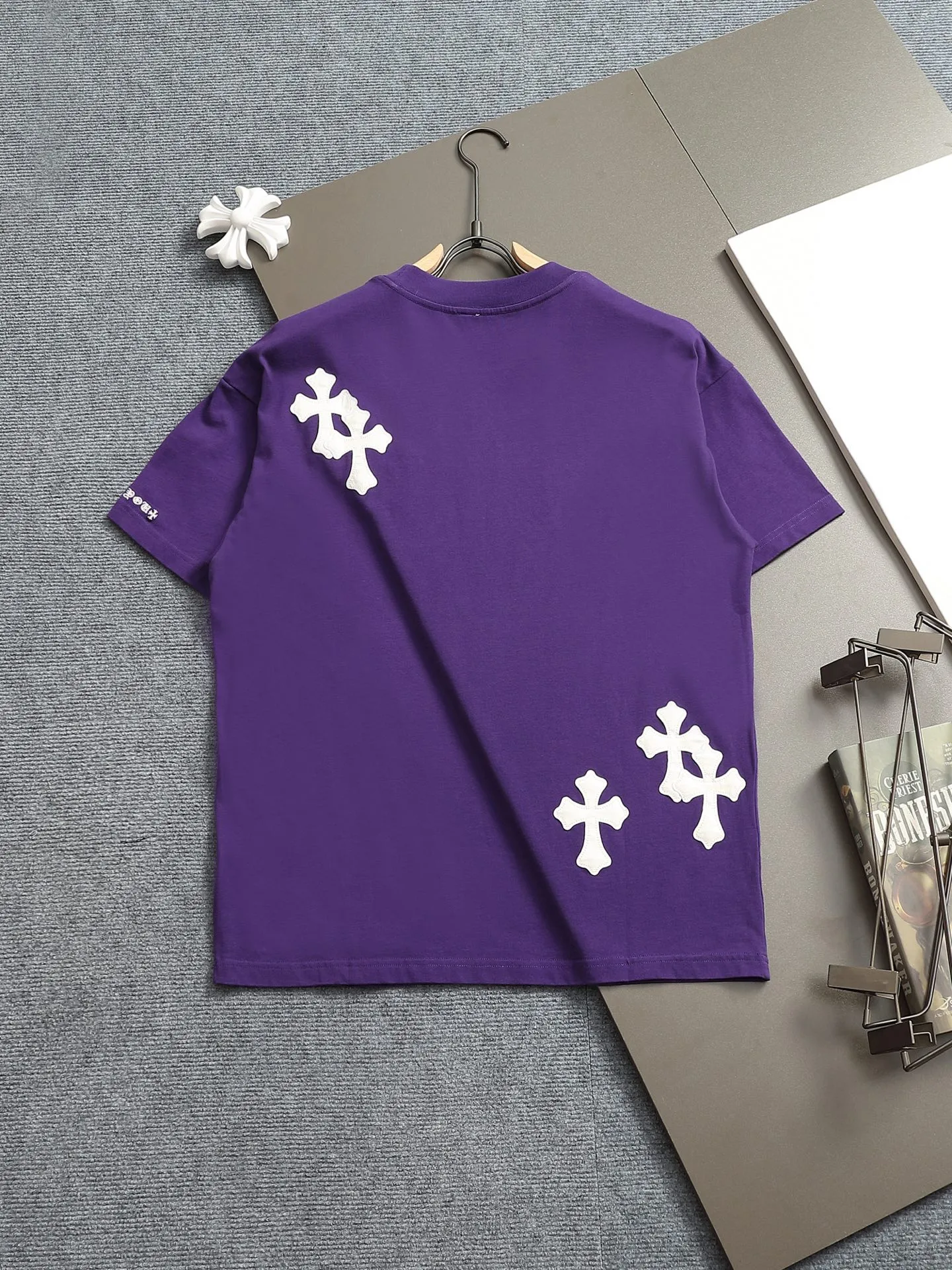🅿️220 Chrome hearts ch Chrome hearts cross leather short-sleeved T-shirts. Large version. Loose and stylish. The difference is the low version, the slim version, the upper body and the crotch. 100% commitment: top quality, not fast food. The highest version on the market. Top quality, 320 grams. 26 custom-dyed double yarn cotton, same style for men and women, complete with three standards. Color: black, purple, brown, khaki Size: XS-L Size chart: